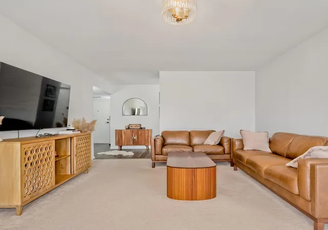 3rd image of 9356 Landings Ln, Des Plaines, IL 60016