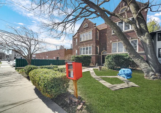 Homes for sale in Oak Park, IL | 431 S E Ave, Oak Park, IL 60302