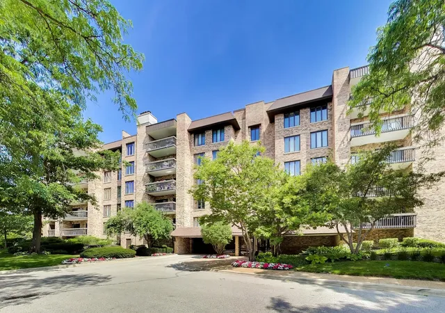 Homes for sale in Northbrook, IL | 3860 Mission Hills Rd #416, Northbrook, IL 60062 | MLS# 12697869