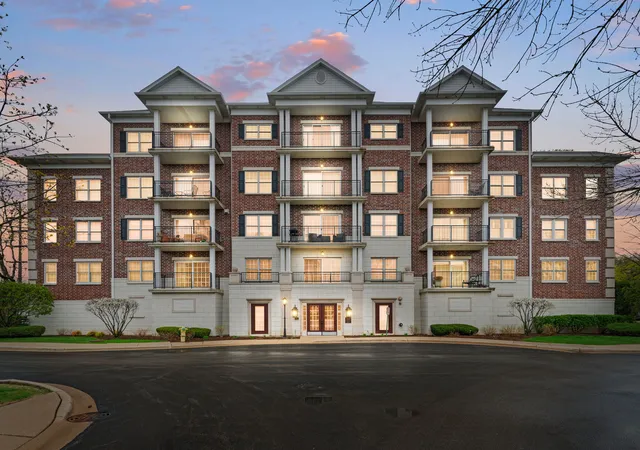 Homes for sale in Clarendon Hills, IL | 400 Mcdaniels Cir #405, Clarendon Hills, IL 60514 | MLS# 12697913