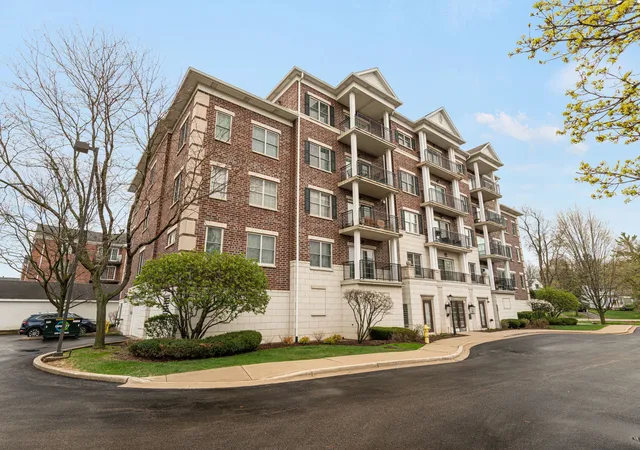 Homes for sale in Clarendon Hills, IL | 400 Mc Daniels Circle, Clarendon Hills, IL 60514 | Houzeo