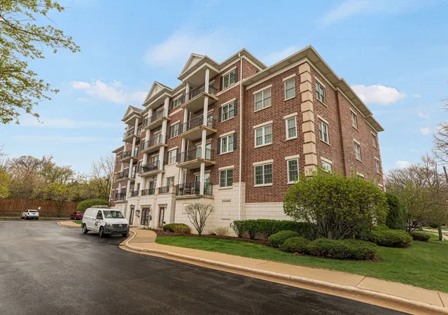 Homes for sale in Clarendon Hills, IL | 400 Mcdaniels Cir #405, Clarendon Hills, IL 60514 | MLS# 12697913