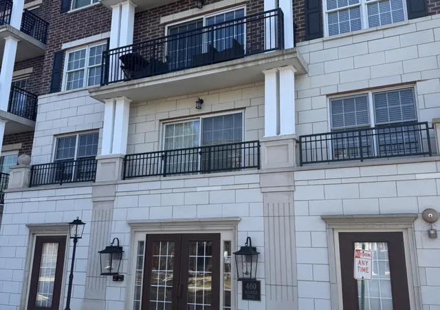 3rd image of 400 Mcdaniels Cir, Clarendon Hills, IL 60514