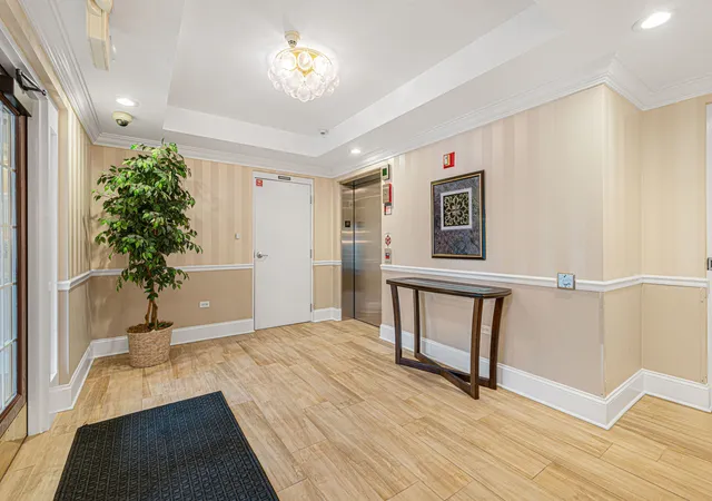 4th image of 400 Mcdaniels Cir, Clarendon Hills, IL 60514