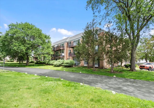 2nd image of 5300 Carriageway Dr, Rolling Meadows, IL 60008
