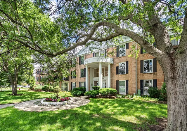 3rd image of 5300 Carriageway Dr, Rolling Meadows, IL 60008
