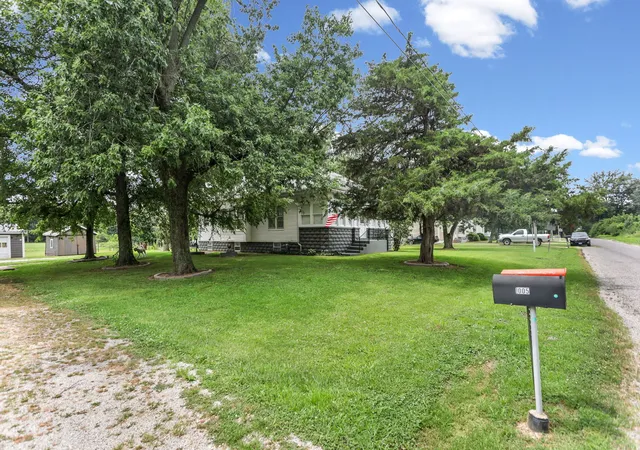 Photo 3 of Sale Pending at 1005 W 7th Street, Centralia, IL 62801 | MLS# 12697949 | Listing updated on 2026-07-14