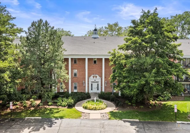 2nd image of 5101 Carriageway Dr, Rolling Meadows, IL 60008
