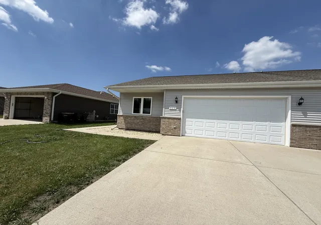 Homes for sale in Braidwood, IL | 924 Bergera St W, Braidwood, IL 60408 | MLS# 12698127