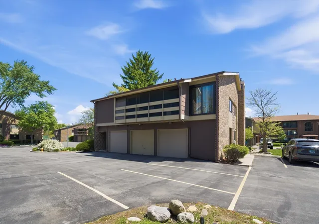 Homes for sale in Palos Hills, IL | 1 W Stonebridge Ct #1C, Palos Hills, IL 60465 | MLS# 12698141