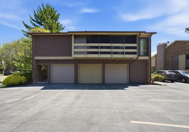 Homes for sale in Palos Hills, IL | 1 W Stonebridge Ct #1C, Palos Hills, IL 60465 | MLS# 12698141