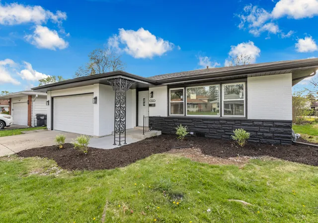 Homes for sale in South Holland, IL | 15622 Kenwood Ave, South Holland, IL 60473 | MLS# 12698154