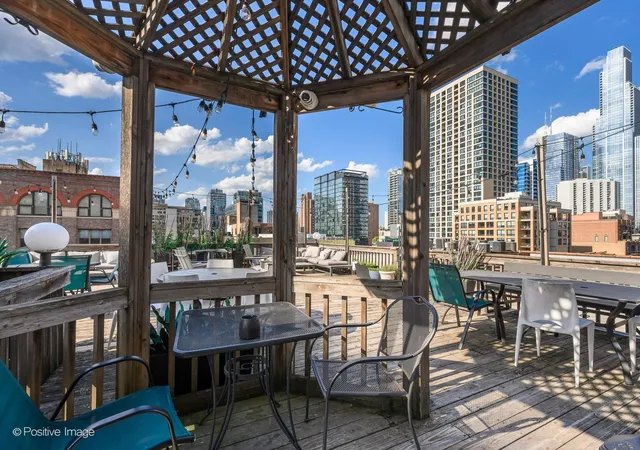Homes for sale in Chicago, IL | 225 W Huron Street, Chicago, IL 60654 | Houzeo