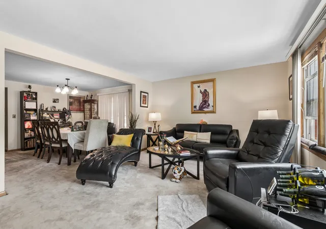 Listing Photo 4 - Condo for sale in building located at 9206 Bennett Ave, Evanston, IL 60203