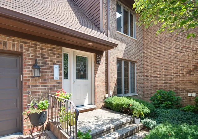 1st image of 22 Kings Ct #22, Westchester, IL 60154 | MLS# 12698193