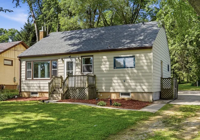 Homes for sale in Dixon, IL | 1009 Chicago Ave, Dixon, IL 61021 | MLS# 12698225