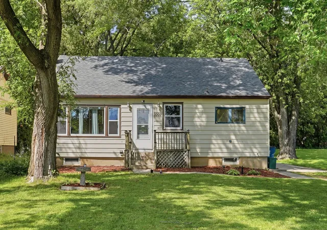 Homes for sale in Dixon, IL | 1009 Chicago Ave, Dixon, IL 61021 | MLS# 12698225