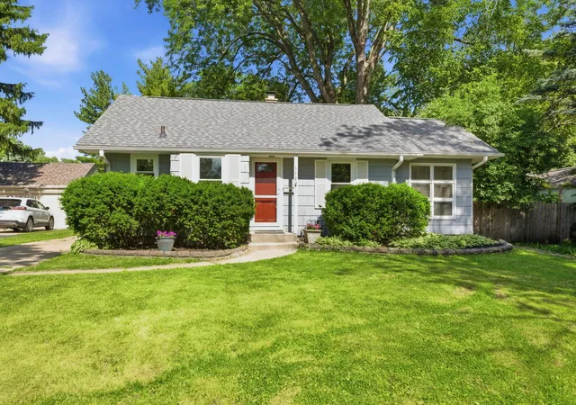Photo 1 of Sale Pending at 512 S Calumet Ave, Aurora, IL 60506 | MLS# 12698234 | Listing updated on 2026-09-12