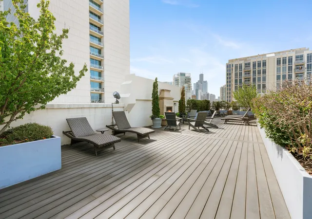 Homes for sale in Chicago, IL | 758 N Larrabee Street, Chicago, IL 60654 | Houzeo
