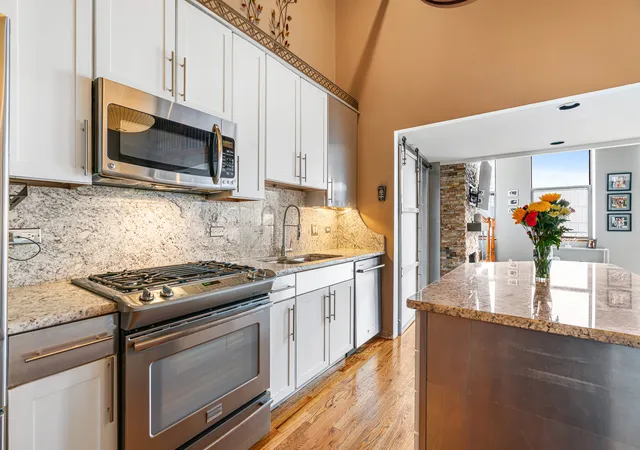 Homes for sale in Chicago, IL | 758 N Larrabee St, Chicago, IL 60654