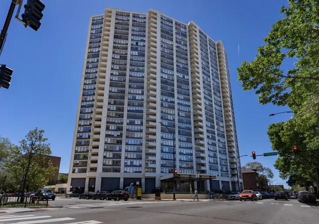 Homes for sale in Chicago, IL | 3930 N Pine Grove Ave #306, Chicago, IL 60613 | MLS# 12698405