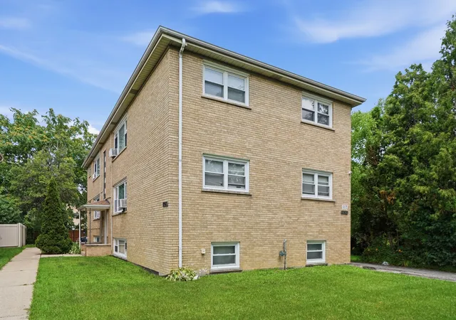 Homes for sale in Chicago Ridge, IL | 10500 Lyman Ave, Chicago Ridge, IL 60415 | MLS# 12698422