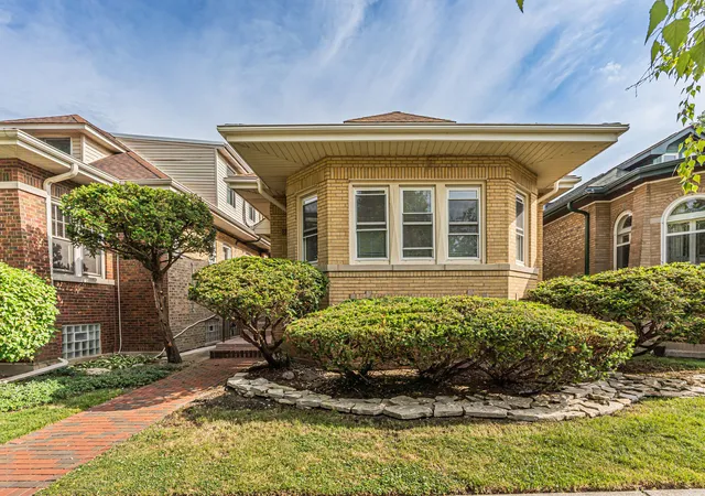 Homes for sale in Chicago, IL | 2539 W Morse Ave, Chicago, IL 60645 | MLS# 12698462