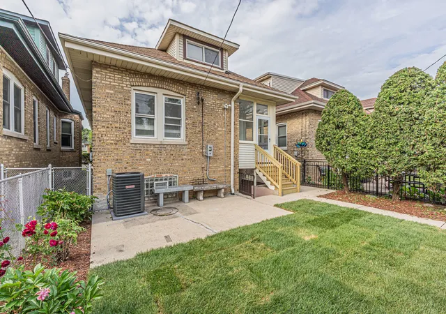 Homes for sale in Chicago, IL | 2539 W Morse Ave, Chicago, IL 60645 | MLS# 12698462