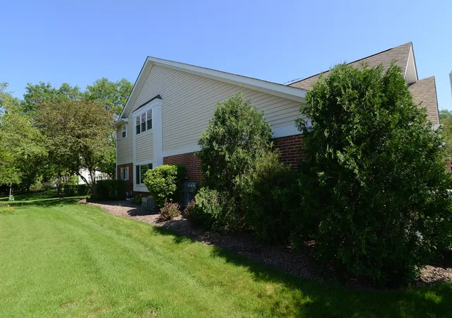 Homes for sale in Schaumburg, IL | 208 Winnsboro Court, Schaumburg, IL 60193 | Houzeo