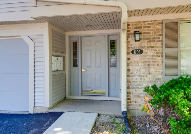 Homes for sale in Mundelein, IL | 1209 Bradwell Ln, Mundelein, IL 60060
