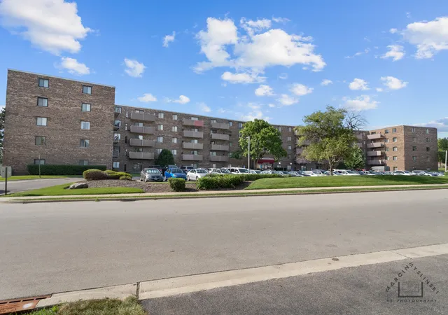 Homes for sale in Schaumburg, IL | 1460 Fairlane Dr #303, Schaumburg, IL 60193 | MLS# 12698662