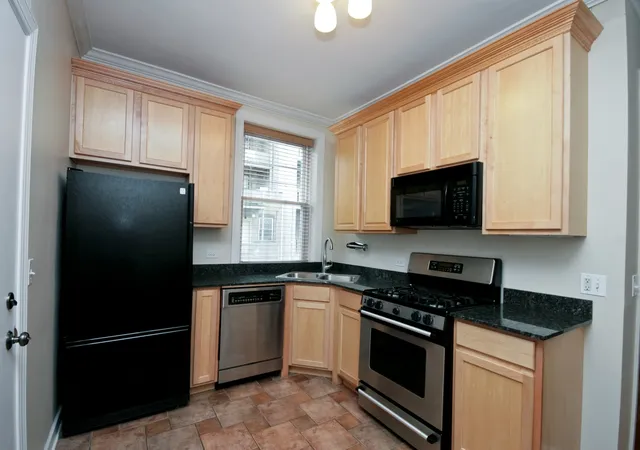 3rd image of 871 W Cornelia Ave, Chicago, IL 60657
