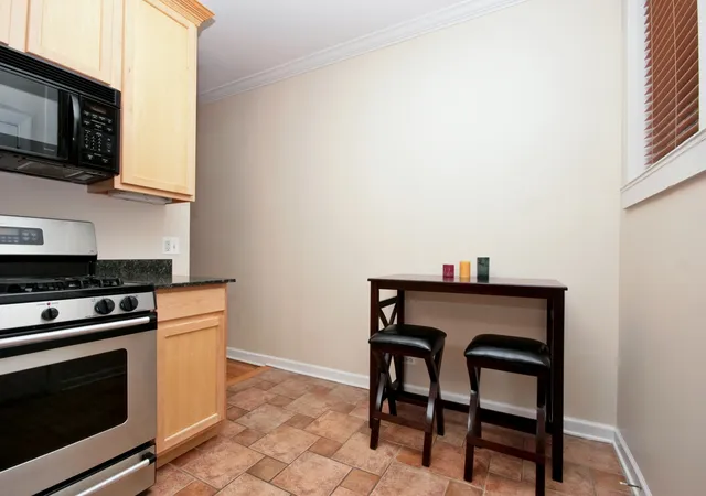 4th image of 871 W Cornelia Ave, Chicago, IL 60657