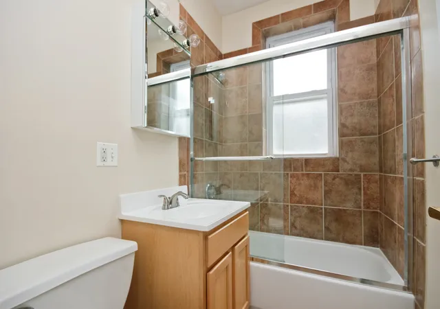 5th image of 871 W Cornelia Ave, Chicago, IL 60657