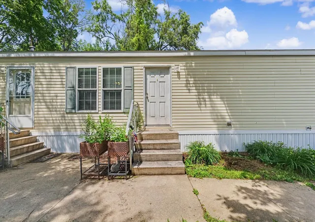 Homes for sale in Urbana, IL | 2113 Monroe Dr, Urbana, IL 61802 | MLS# 12698811