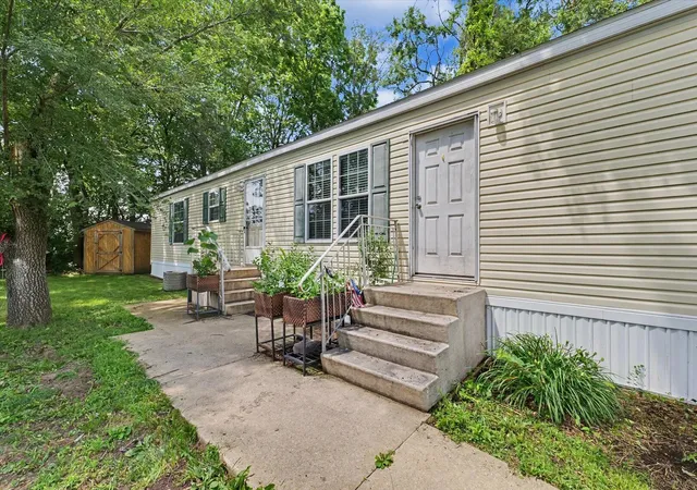 Homes for sale in Urbana, IL | 2113 Monroe Dr, Urbana, IL 61802 | MLS# 12698811