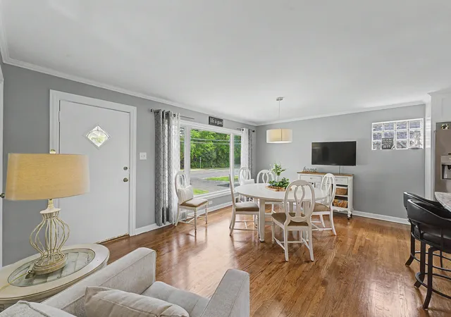 Homes for sale in Glenview, IL | 2531 Glenview Rd, Glenview, IL 60025 | MLS# 12698887