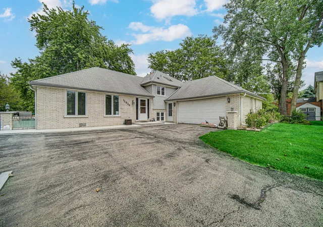 Homes for sale in Mokena, IL | 11624 195th St, Mokena, IL 60448 | MLS# 12698929