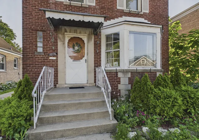 Homes for sale in Chicago, IL | 10718 S Trumbull Ave, Chicago, IL 60655 | MLS# 12698935