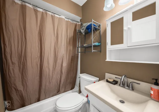 2nd image of 7109 Laverne Ln, Tinley Park, IL 60477