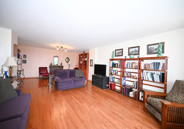 Homes for sale in Chicago, IL | 5201 S Cornell Ave #5D, Chicago, IL 60615 | MLS# 12698992