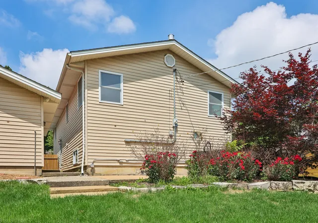 Homes for sale in Antioch, IL | 327 Oakwood Dr, Antioch, IL 60002 | MLS# 12698995