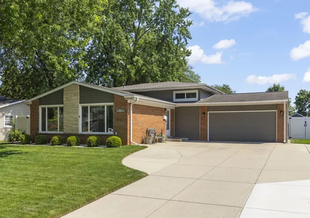 Homes for sale in Elmhurst, IL | 15w621 Diversey Ave, Elmhurst, IL 60126 | MLS# 12699030