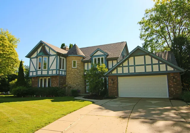 3rd image of 816 Paddock Ln, Libertyville, IL 60048 | MLS# 12699071