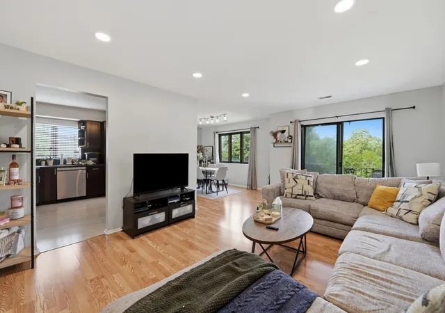 2nd image of 9331 Landings Ln #305, Des Plaines, IL 60016 | MLS# 12699198
