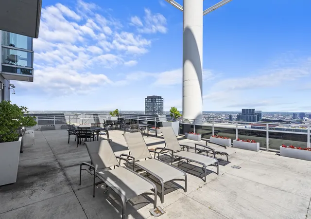 2nd image of 737 W Washington Blvd, Chicago, IL 60661
