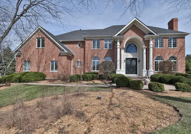 Homes for sale in St. Charles, IL | 5n523 E Lakeview Cir, St. Charles, IL 60175 | MLS# 12699291