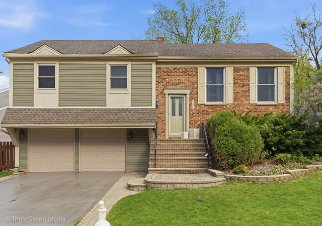 Homes for sale in Schaumburg, IL | 2109 Hitching Post Ln, Schaumburg, IL 60194 | MLS# 12699385