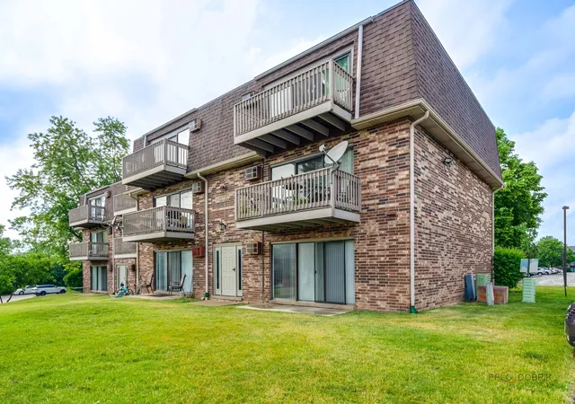 Homes for sale in Vernon Hills, IL | 985 S Court Of Shorewood Court, Vernon Hills, IL 60061 | Houzeo
