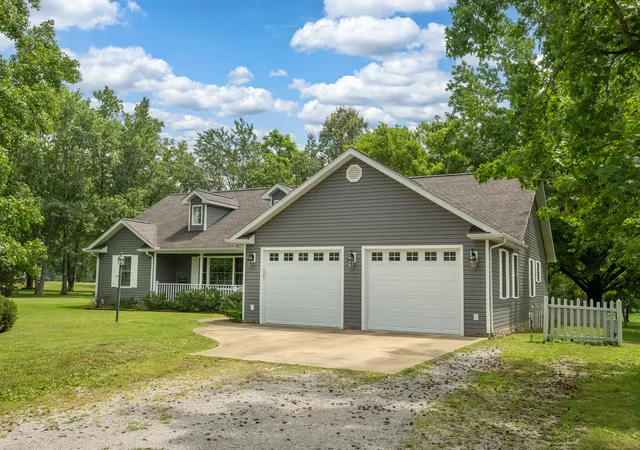 Photo 3 of Single family home for sale at 225 Southwest Dr, Harrisburg, IL 62946 | MLS# 12699443 | Listing updated on 2026-09-23